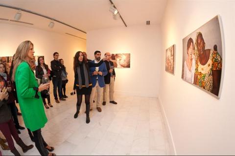 11. Presentación de la exposición Albinos, a la sombra del sol, en Casa África por Ana Yturralde, fotógrafa