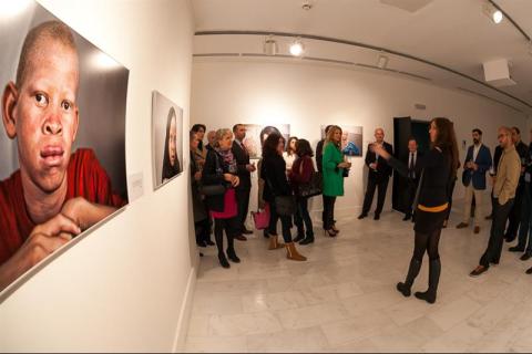 12. Presentación de la exposición Albinos, a la sombra del sol, en Casa África por Ana Yturralde, fotógrafa