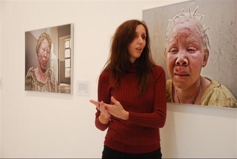 16. Imagen de la entrevista a Ana Yturralde, fotógrafa, en la exposición Albinos, a la sombra del sol en Casa África