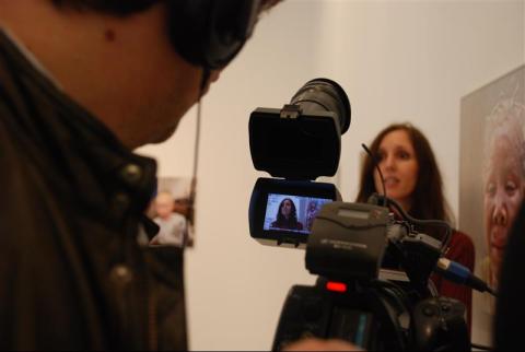 17. Imagen de la entrevista a Ana Yturralde, fotógrafa, en la exposición Albinos, a la sombra del sol en Casa África