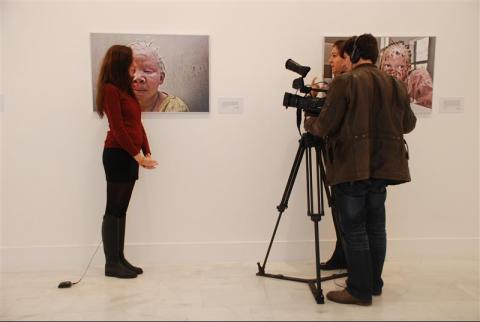 18. Imagen de la entrevista a Ana Yturralde, fotógrafa, en la exposición Albinos, a la sombra del sol en Casa África