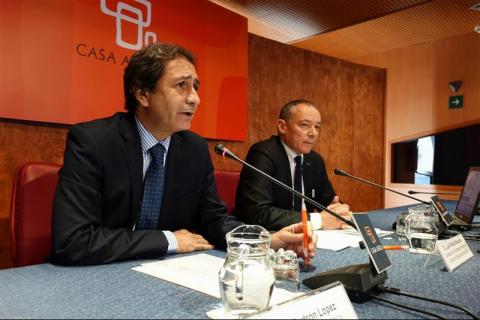 3. Presentación del acto Perspectivas Económicas en África 2014 en Casa África por Luis Padrón -Director General de Casa África, izq.- junto a Luis Padilla -Consejero de Cooperación Regional del Centro de Desarrollo de la OCDE, dere.-