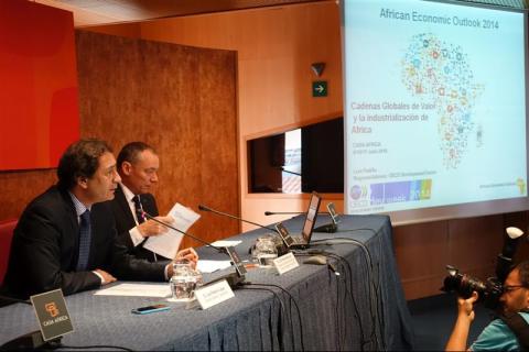 4. Presentación del acto Perspectivas Económicas en África 2014 en Casa África por Luis Padrón -Director General de Casa África, izq.- junto a Luis Padilla -Consejero de Cooperación Regional del Centro de Desarrollo de la OCDE, dere.-