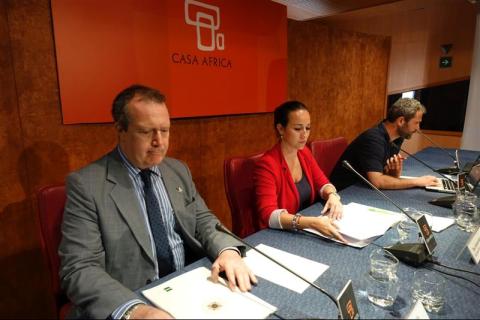 1. Imagen del acto África es Noticia: Nigeria celebrado en Casa África. De izq. a dere.: Carlos Echeverría , Arianne Hernández y Xavier Aldekoa