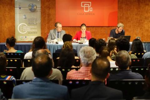 2. Imagen del acto África es Noticia: Nigeria celebrado en Casa África. De izq. a dere.: Carlos Echeverría , Arianne Hernández y Xavier Aldekoa