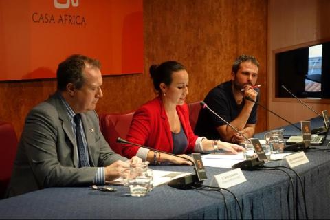 3. Imagen del acto África es Noticia: Nigeria celebrado en Casa África. De izq. a dere.: Carlos Echeverría , Arianne Hernández y Xavier Aldekoa