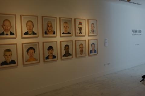 1. Exposición Éste debe ser el lugar de Pieter Hugo en Casa África y Centro Atlántico de Arte Moderno (CAAM)