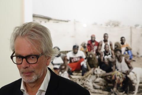 10. Imagen de Wim van Sinderen - Comisario de la exposición y Conservador Jefe del Museo de Fotografía de La Haya