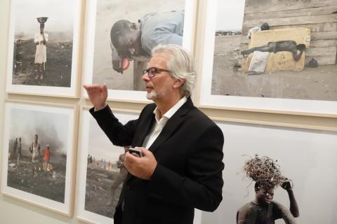 11. Imagen de Wim van Sinderen - Comisario de la exposición y Conservador Jefe del Museo de Fotografía de La Haya