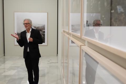 12. Imagen de Wim van Sinderen - Comisario de la exposición y Conservador Jefe del Museo de Fotografía de La Haya