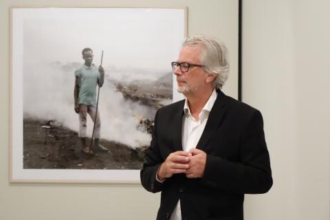 13. Imagen de Wim van Sinderen - Comisario de la exposición y Conservador Jefe del Museo de Fotografía de La Haya