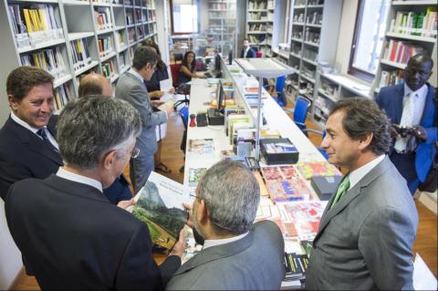 16. Visita institucional a Casa África con motivo de la conferencia impartida por Carlos Lopes, Secretario Ejecutivo de la Comisión para África de Naciones Unidas (UNECA), a la exposición Este debe ser el lugar, de Pieter Hugo