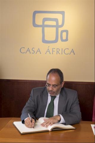 21. Firma del Libro de Honor de Casa África por las autoridades con motivo de la conferencia impartida por Carlos Lopes, Secretario Ejecutivo de la COmisión de las Naciones Unidadas (UNECA)