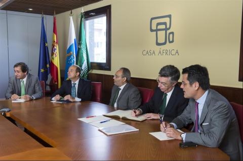 22. Firma del Libro de Honor de Casa África por las autoridades con motivo de la conferencia impartida por Carlos Lopes, Secretario Ejecutivo de la COmisión de las Naciones Unidadas (UNECA)
