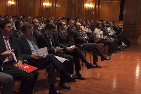 2. Autoridades y público asistente a la presentación del libro