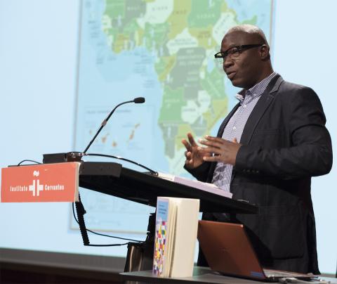 7. Presentación del libro por Koffi Yao -profesor de español en la Universidad Félix Houphouët-Boigny de Abiyán- (Foto: Instituto Cervantes)