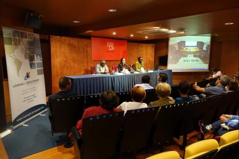 2. Imagen de la presentación del libro 3052. Persiguiendo un sueño, de Mamadou Dia en Casa África (2014)
