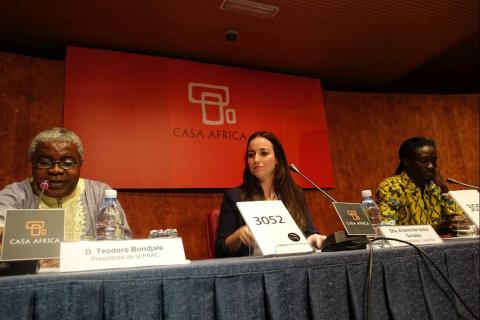 3. De izq. a dere.: Teodoro Bondyale -Presidente de la FAAC-, Arianne Hernández González -Secretaria General de Casa África-, Mamadou Dia -autor de la obra-