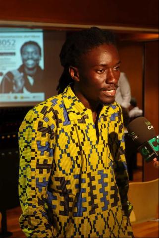 7. Imagen de Mamadou Dia, autor de 3052. Persiguiendo un sueño, en su presentación en Casa África (2014)