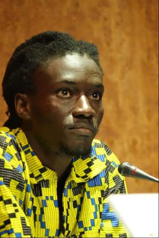 8. Imagen de Mamadou Dia, autor de 3052. Persiguiendo un sueño, en su presentación en Casa África (2014)