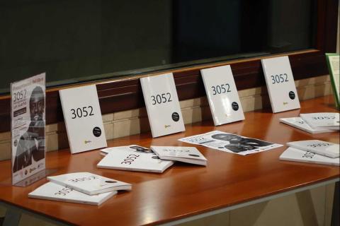 9. Imagen de los ejemplares del libro 3052. Persiguiendo un sueño, en su presentación en Casa África (2014)