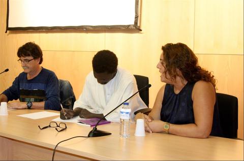 1. Imagen de la conferencia impartida por Ismael Diadé -responsable de la conservación del Fondo Kati- en el Festival del Sur-Encuentro Teatral Tres Continentes en Agüimes, 2014
