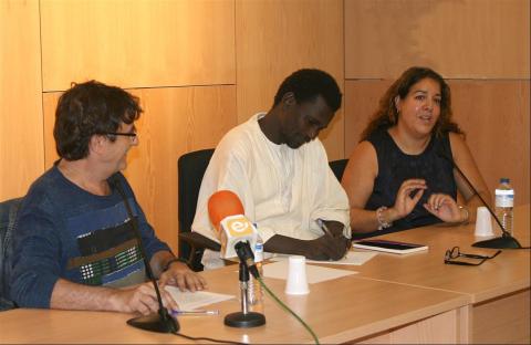2. De izq a dere.: Antonio Lozano -Coordinador del programa de literatura de Casa África, Letras Africanas-, Ismael Diadé -responsable de la conservación del Fondo Kati, Mali- y Estefanía Calcines -Jefa del Área Web y Mediateca online de Casa África