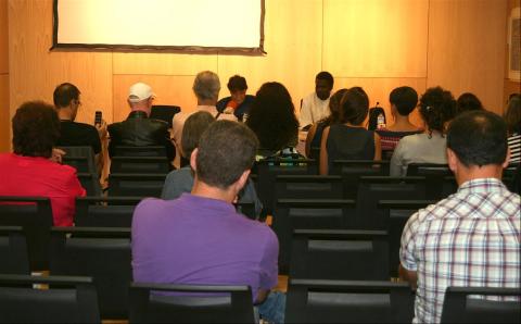 5. Imagen de la conferencia impartida por Ismael Diadé - responsable de la conservación del Fondo Kati, Mali-, en el marco del Festival del Sur-Encuentro Teatral Tres Continentes