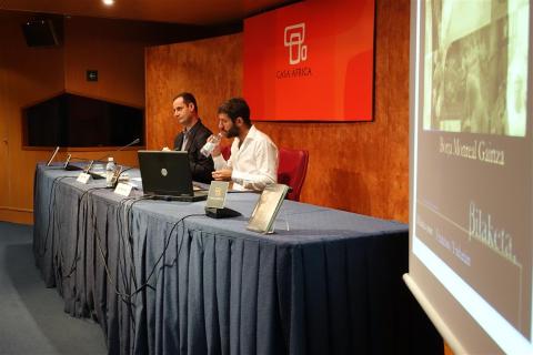 1. Imagen de la presentación del libro Angola, la intensidad de SER humano en Casa África, 2014. De izq. a dere.: Juan Jaime -Jefe del Área de Cultura y Educación de Casa África-, y Borja Monreal Gainza -autor de la obra-