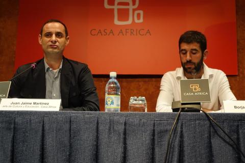 Imagen de la presentación del libro Angola, la intensidad de SER humano en Casa África, 2014. De izq. a dere.: Juan Jaime -Jefe del Área de Cultura y Educación de Casa África-, y Borja Monreal Gainza -autor de la obra-