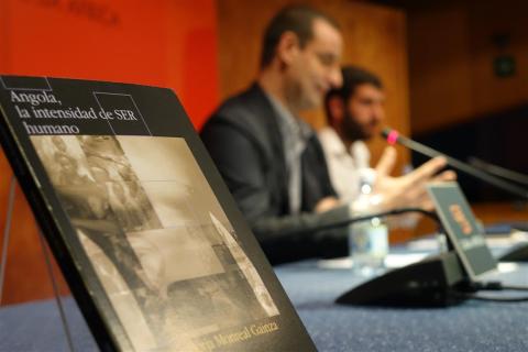 3. Imagen de la presentación del libro Angola, la intensidad de SER humano en Casa África, 2014. De izq. a dere.: Juan Jaime -Jefe del Área de Cultura y Educación de Casa África-, y Borja Monreal Gainza -autor de la obra-