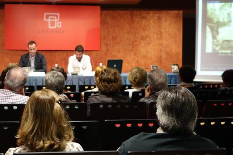 5. Imagen de la presentación del libro Angola, la intensidad de SER humano en Casa África, 2014. De izq. a dere.: Juan Jaime -Jefe del Área de Cultura y Educación de Casa África-, y Borja Monreal Gainza -autor de la obra-