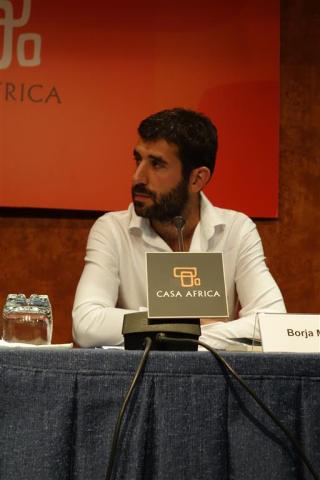 6. Imagen de Borja Monreal Gainza autor del libro Angola, la intensidad de SER humano en la su presentación en Casa África, 2014