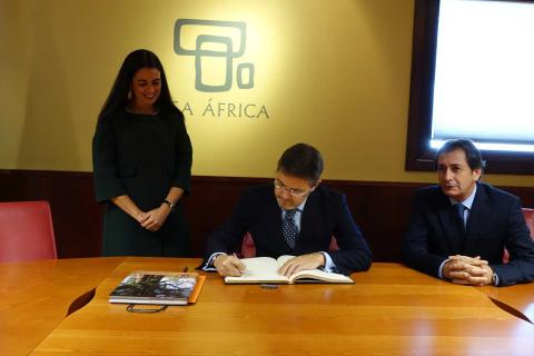 1. Imagen de la Delegada del Gobierno en Canarias, María del Carmen Hernández Bento, el Ministro de Justicia de España, Rafael Catalá Polo, y Luis Padrón, Director General de Casa África