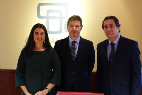 2. Imagen de la Delegada del Gobierno en Canarias, María del Carmen Hernández Bento, el Ministro de Justicia de España, Rafael Catalá Polo, y Luis Padrón, Director General de Casa África