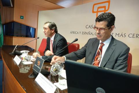 9. Presentación del acto por Luis Padrón -Director General de Casa África- con Alberto Virella, Director de Cooperación con África y Asia de la Agencia Española de Cooperación Internacional para el Desarrollo (AECID)