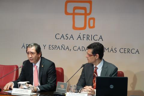 10. Presentación del acto por Luis Padrón -Director General de Casa África- con Alberto Virella, Director de Cooperación con África y Asia de la Agencia Española de Cooperación Internacional para el Desarrollo (AECID)