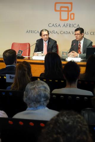 12. Presentación del acto por Luis Padrón -Director General de Casa África- con Alberto Virella, Director de Cooperación con África y Asia de la Agencia Española de Cooperación Internacional para el Desarrollo (AECID)