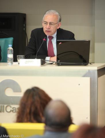 6. Imagen de Augusto López-Claros, Director del Departamento de Análisis e Indicadores Globales del Grupo Banco Mundial, en la presentación del informe Doing Business 2015-África en Casa Árabe -Madrid-