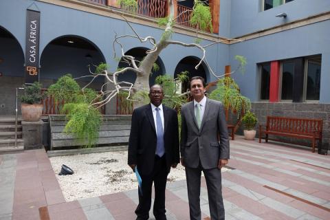 2. Imagen de Abdoulie Janneh -Dtor. Ejecutivo de la Fundación Mo Ibrahim- y Luis Padrón -Dtor. Gral. de Casa África- en la sede de Casa África