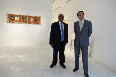 3. Imagen de Abdoulie Janneh -Dtor. Ejecutivo de la Fundación Mo Ibrahim- y Luis Padrón -Dtor. Gral. de Casa África- en la sale de exposiciones de la sede de Casa África