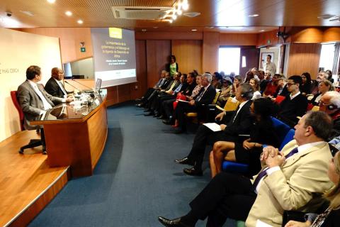 11. Imagen de la conferencia La Importancia de la Gobernanza y el Liderazgo en la Agenda de Desarrollo africano impartida por Abdoulie Janneh