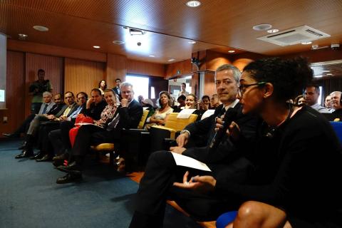 12. Imagen de la conferencia La Importancia de la Gobernanza y el Liderazgo en la Agenda de Desarrollo africano impartida por Abdoulie Janneh. Participación de Hadeel Ibrahim, Directora Ejecutiva de la Fundación Mo Ibrahim