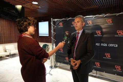 2. Imagen de Eduardo López Busquets, director general de Casa Árabe, en la rueda de prensa previa a la conferencia Primaveras Árabes en Casa África
