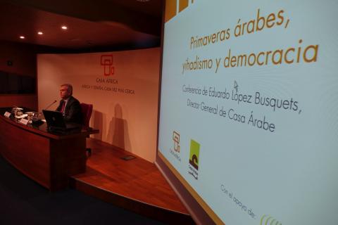 3. Imagen de Eduardo López Busquets, director general de Casa Árabe, en Casa África para impartir la conferencia Primaveras Árabes