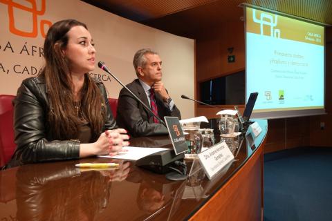 4. Imagen de Arianne Hernández, secretaria general de Casa África, y Eduardo López Busquets, director general de Casa Árabe, en la conferencia Primaveras Árabes en Casa África