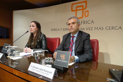 5. Imagen de Arianne Hernández, secretaria general de Casa África, y Eduardo López Busquets, director general de Casa Árabe, en la conferencia Primaveras Árabes en Casa África