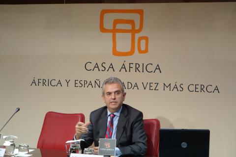 6. Imagen de Eduardo López Busquets, director general de Casa Árabe, en Casa África para impartir la conferencia Primaveras Árabes