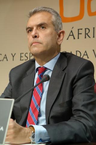7. Imagen de Eduardo López Busquets, director general de Casa Árabe, en Casa África para impartir la conferencia Primaveras Árabes