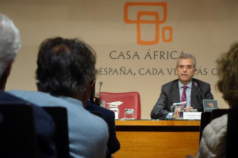 8. Imagen de Eduardo López Busquets, director general de Casa Árabe, en Casa África para impartir la conferencia Primaveras Árabes